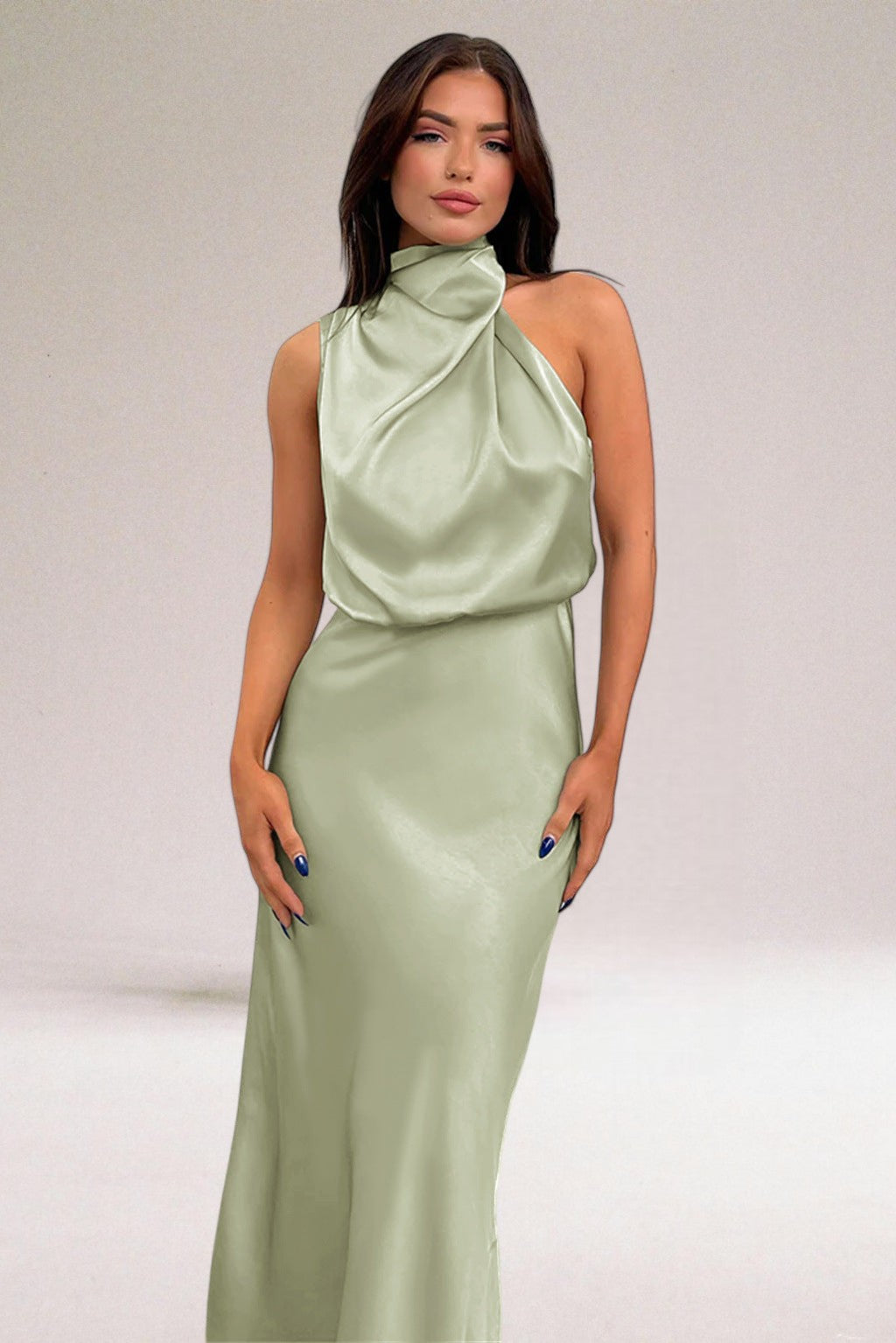 Élodie™ | Vestido de satén glamoroso con cuello halter.