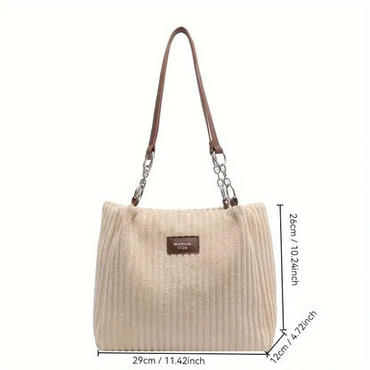 Alvhilde | Bolsa suave con textura acanalada y elegante cadena de metal