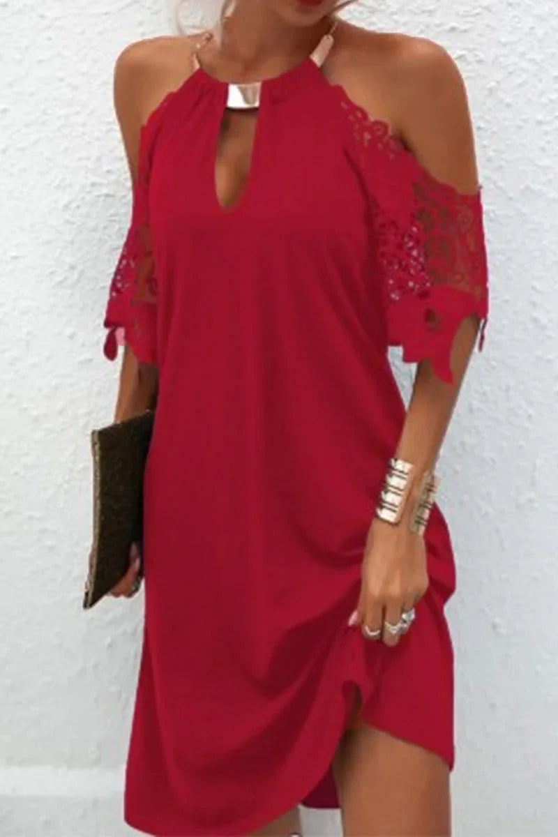Naila - Elegante vestido de encaje sólido con accesorios metálicos y adornos, con una línea de cinturón.