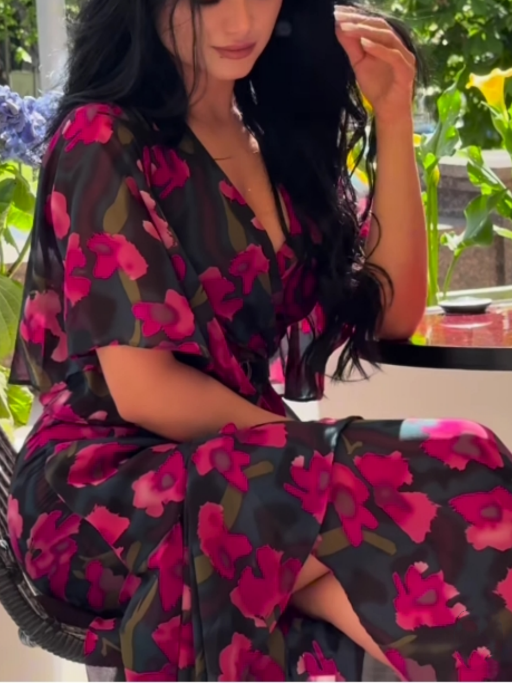 Vestido impreso de manga trompeta con escote en V