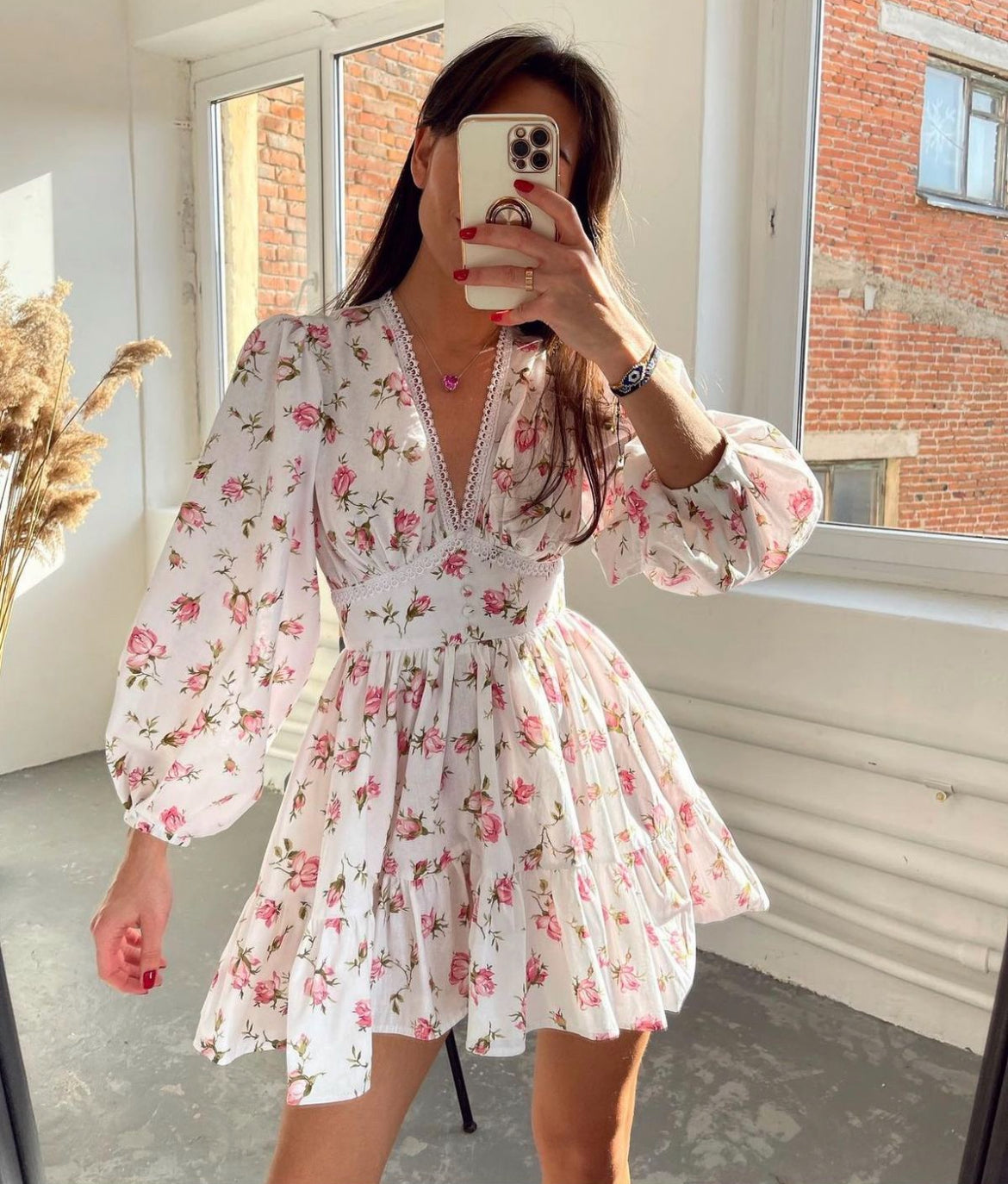 Vestido Mini Floral para Mujeres con Mangas Largas Abullonadas y Escote en V