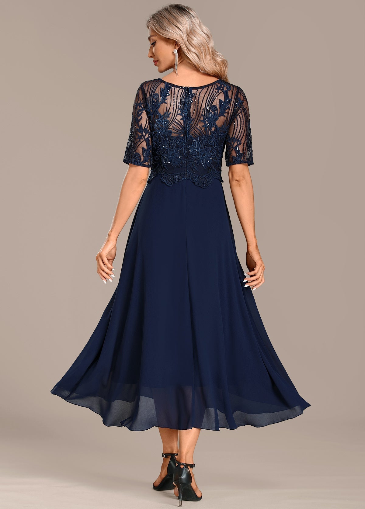 Vestido Corto de Encaje Azul Marino con Mangas Cortas y Cuello Redondo