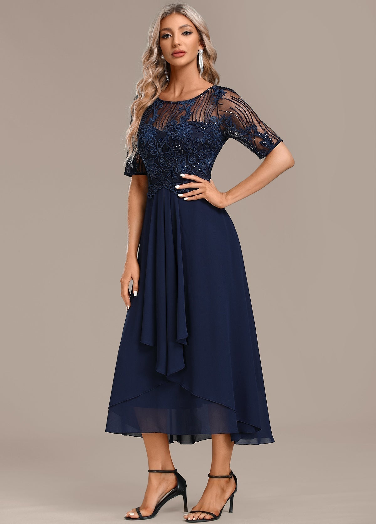 Vestido Corto de Encaje Azul Marino con Manga Corta y Cuello Redondo