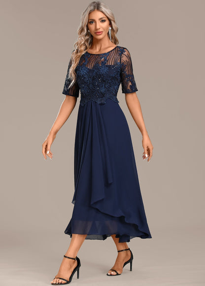 Vestido Corto de Encaje Azul Marino con Manga Corta y Cuello Redondo