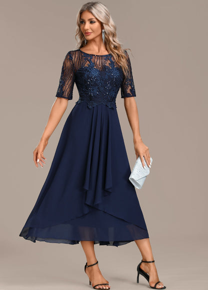 Vestido Corto de Encaje Azul Marino con Mangas Cortas y Cuello Redondo