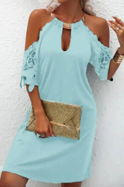 Naila - Elegante vestido de encaje sólido con accesorios metálicos y adornos, con una línea de cinturón.