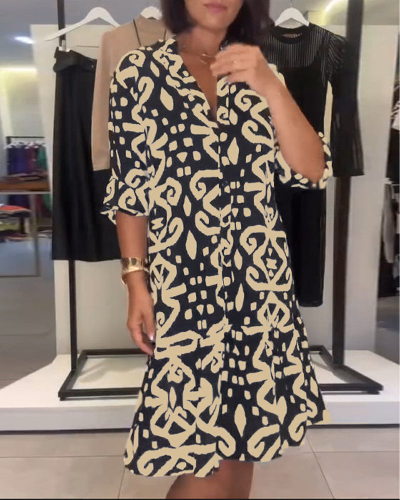Elegante Prenda con Cuello en V y Estampado