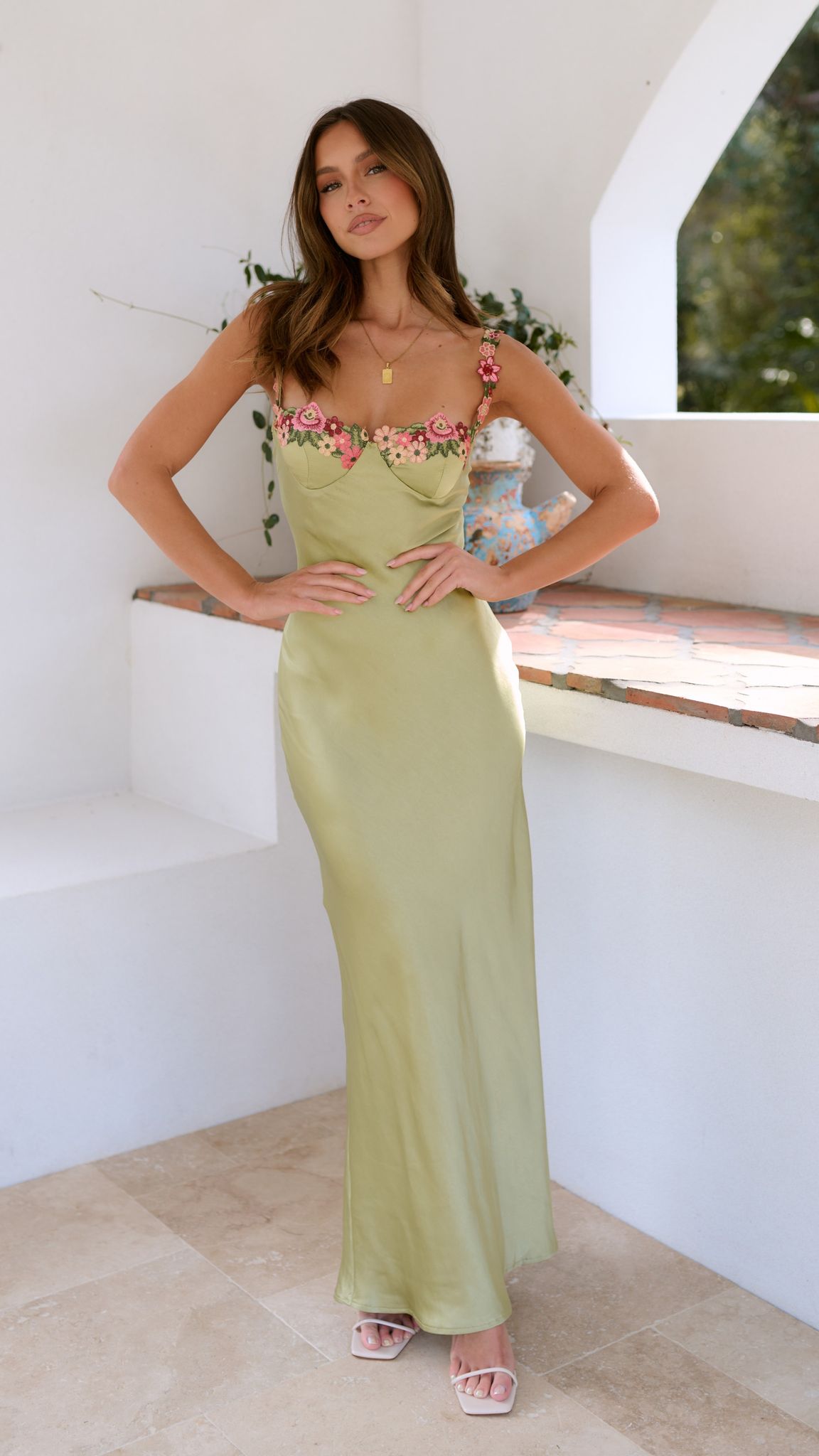 Vestido Soñador con Bordados Florales