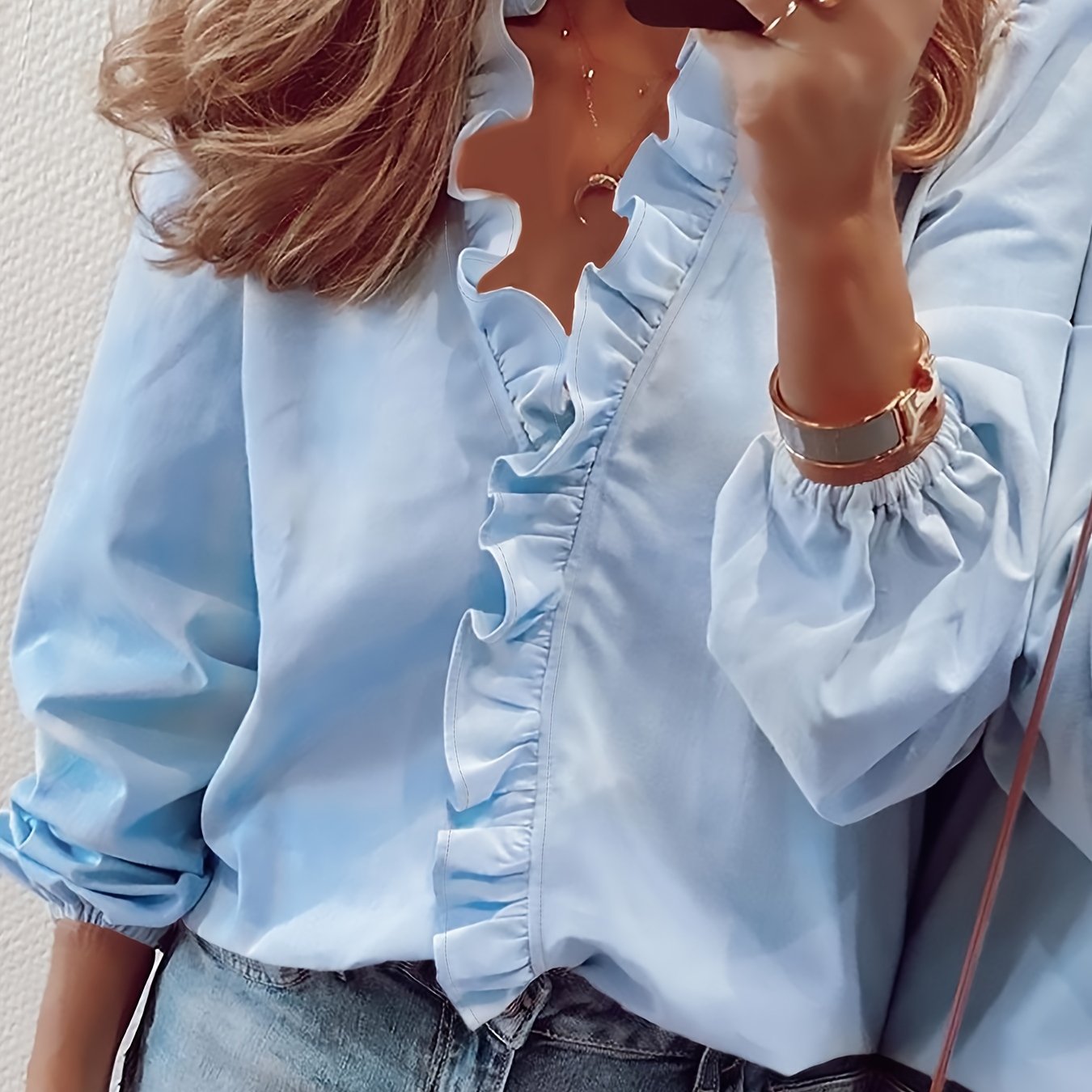 Angeline – Blusa con Volantes y Escote en V