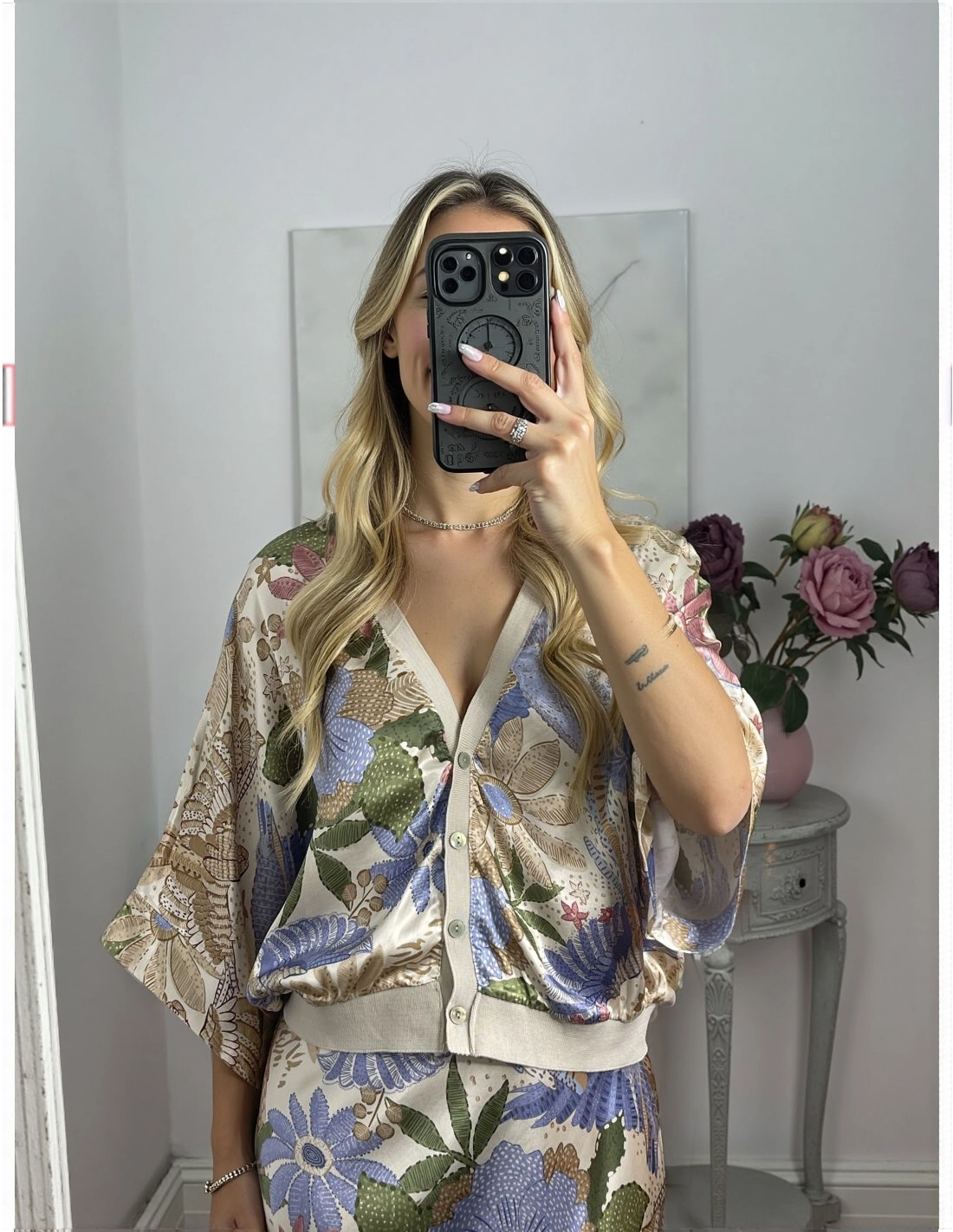 Elegante Camisa Off-shoulder de Satén con Estampado Floral