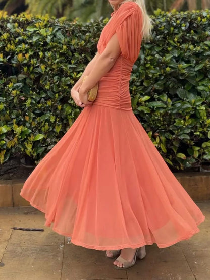 JENNIE – EL ELEGANTE VESTIDO MIDI DESCUBIERTO EN LOS HOMBROS