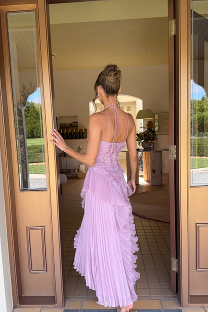 Vestido Largo Plisado – Escote Halter y Volantes Únicos