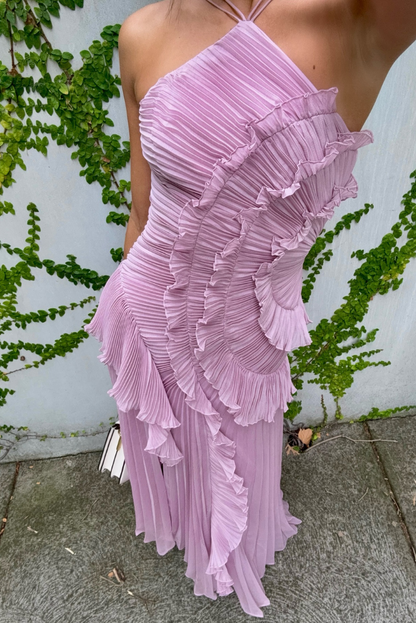 Vestido Largo Plisado – Escote Halter y Volantes Únicos