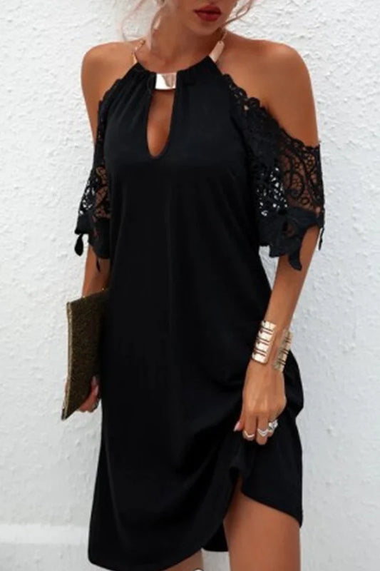Naila - Elegante vestido de encaje sólido con accesorios metálicos y adornos, con una línea de cinturón.