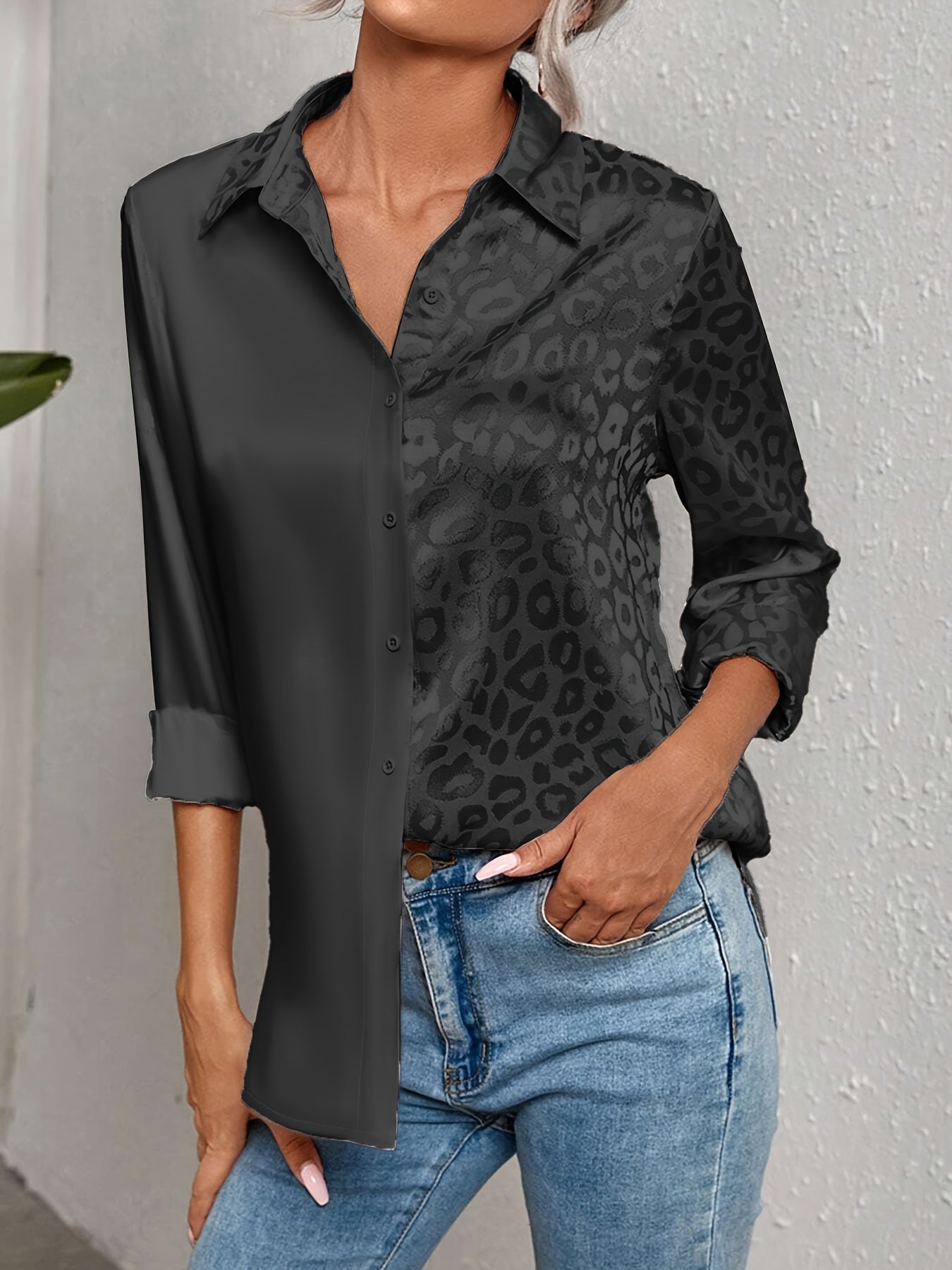 Gwendolyn - Camisa Button-Up en Satén Bicolor con Estampado de Leopardo