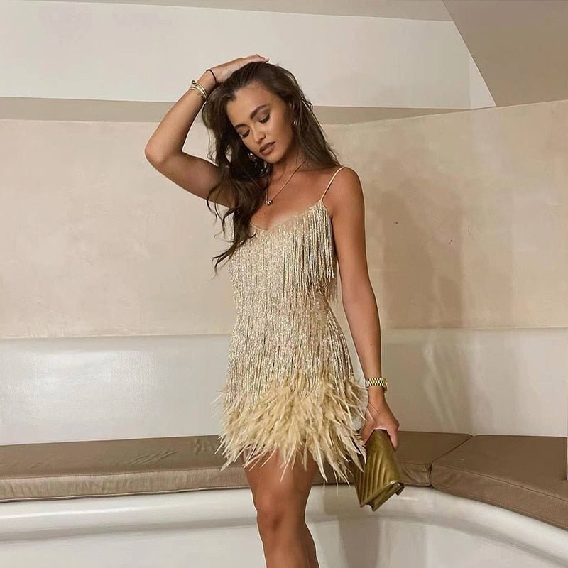Vestido Mini de Tirantes Espagueti para Mujeres con Detalle de Flecos y Dobladillo de Plumas