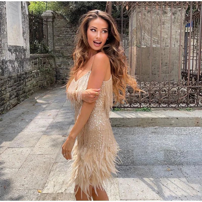 Vestido Mini de Tirantes Espagueti para Mujeres con Detalle de Flecos y Dobladillo de Plumas