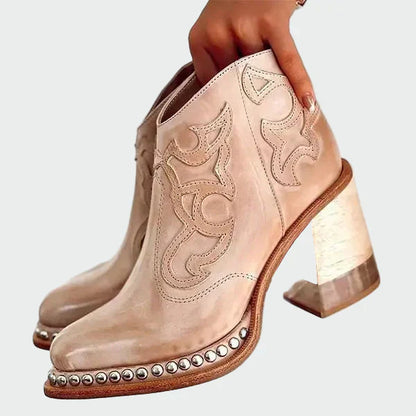 Botas de piel bordadas