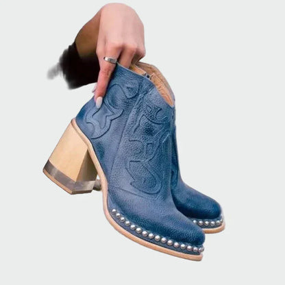 Botas de piel bordadas