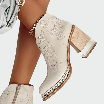 Botas de piel bordadas