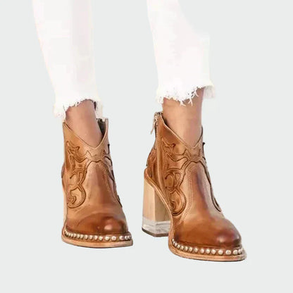 Botas de piel bordadas