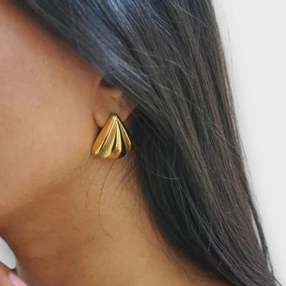 Nuna – Pendientes dorados con carácter escultórico
