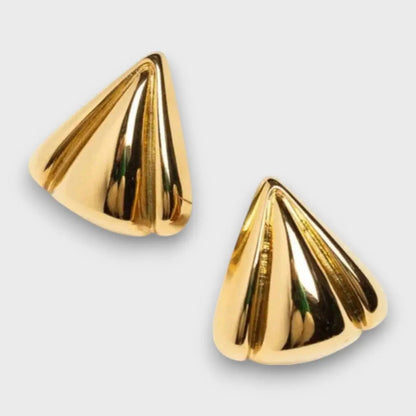 Nuna – Pendientes dorados con carácter escultórico