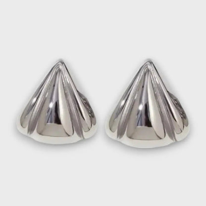 Nuna – Pendientes dorados con carácter escultórico