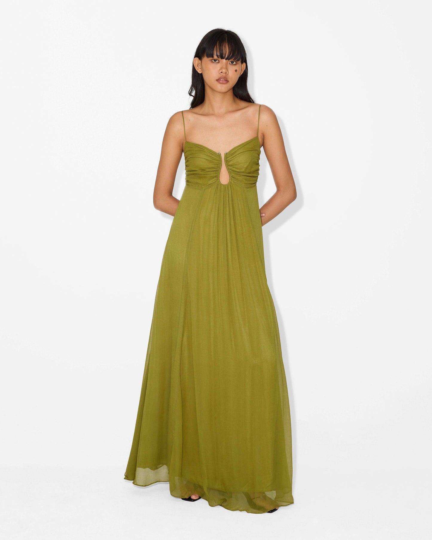 KORA – VESTIDO MAXI ARRUGADO EN OLIVA BAÑADO POR EL SOL