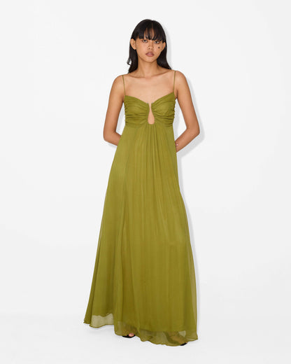 KORA – VESTIDO MAXI ARRUGADO EN OLIVA BAÑADO POR EL SOL