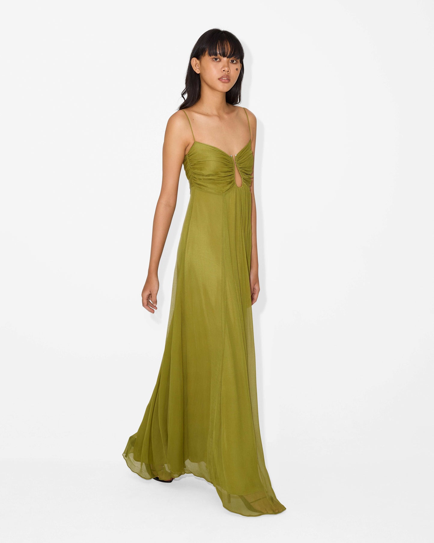 KORA – VESTIDO MAXI ARRUGADO EN OLIVA BAÑADO POR EL SOL
