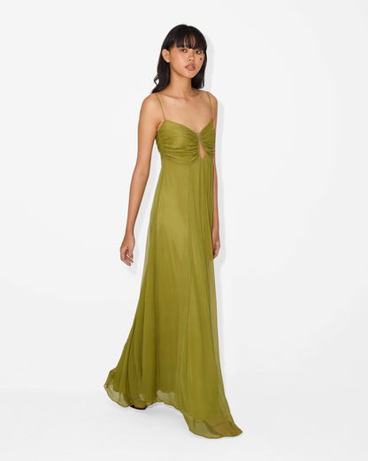 KORA – VESTIDO MAXI ARRUGADO EN OLIVA BAÑADO POR EL SOL