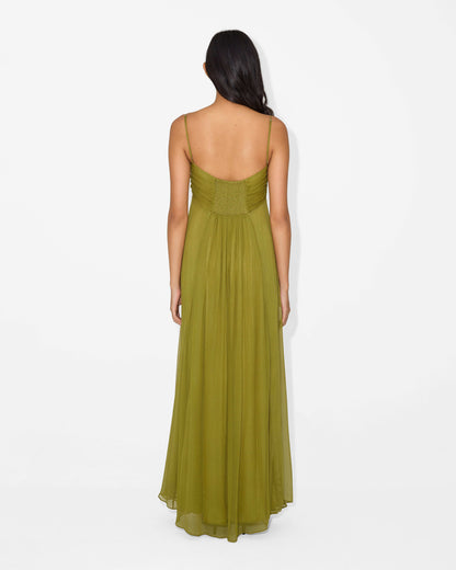 KORA – VESTIDO MAXI ARRUGADO EN OLIVA BAÑADO POR EL SOL