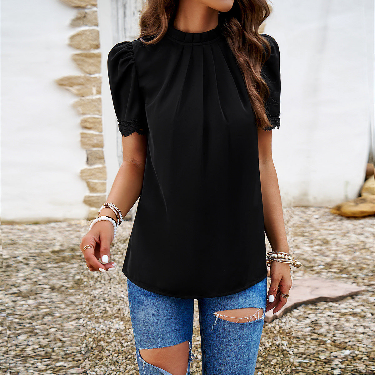 Audrey – Blusa de Encaje con Cuello Alto Plisado
