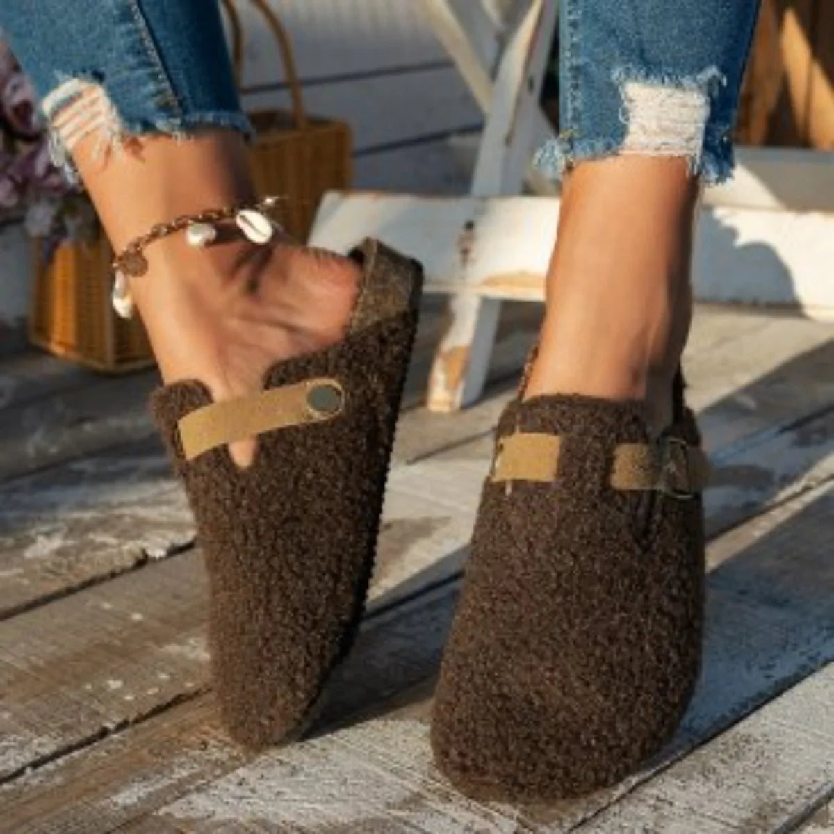 Zapatillas de Mujer Slip-On con Detalle de Hebilla y Confort Suave y Acogedor