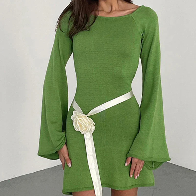 Vestido Mini de Manga Larga para Mujeres con Escote Amplio y Puños Acampanados