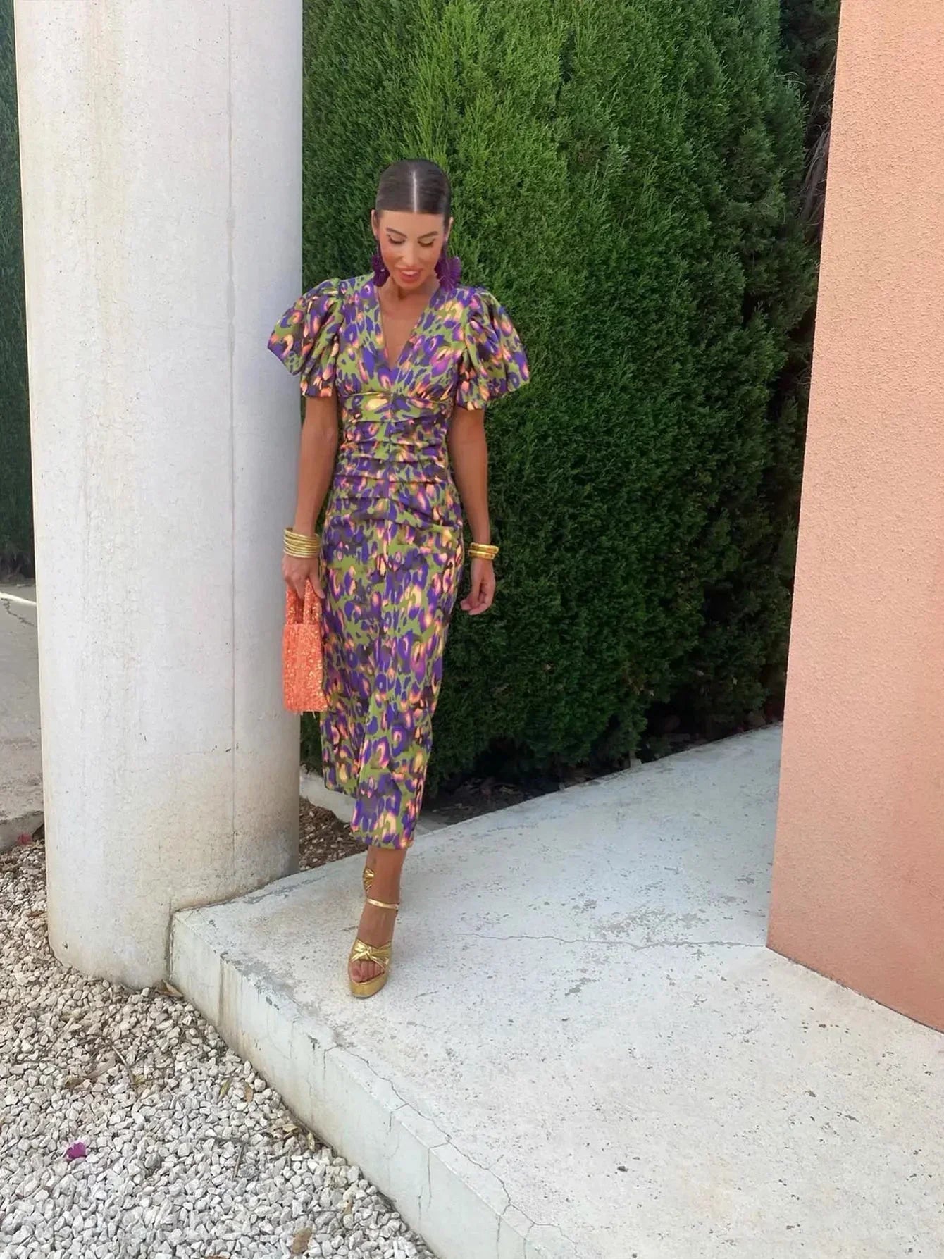 Devika – Vestido Midi de Manga Abullonada Vibrante