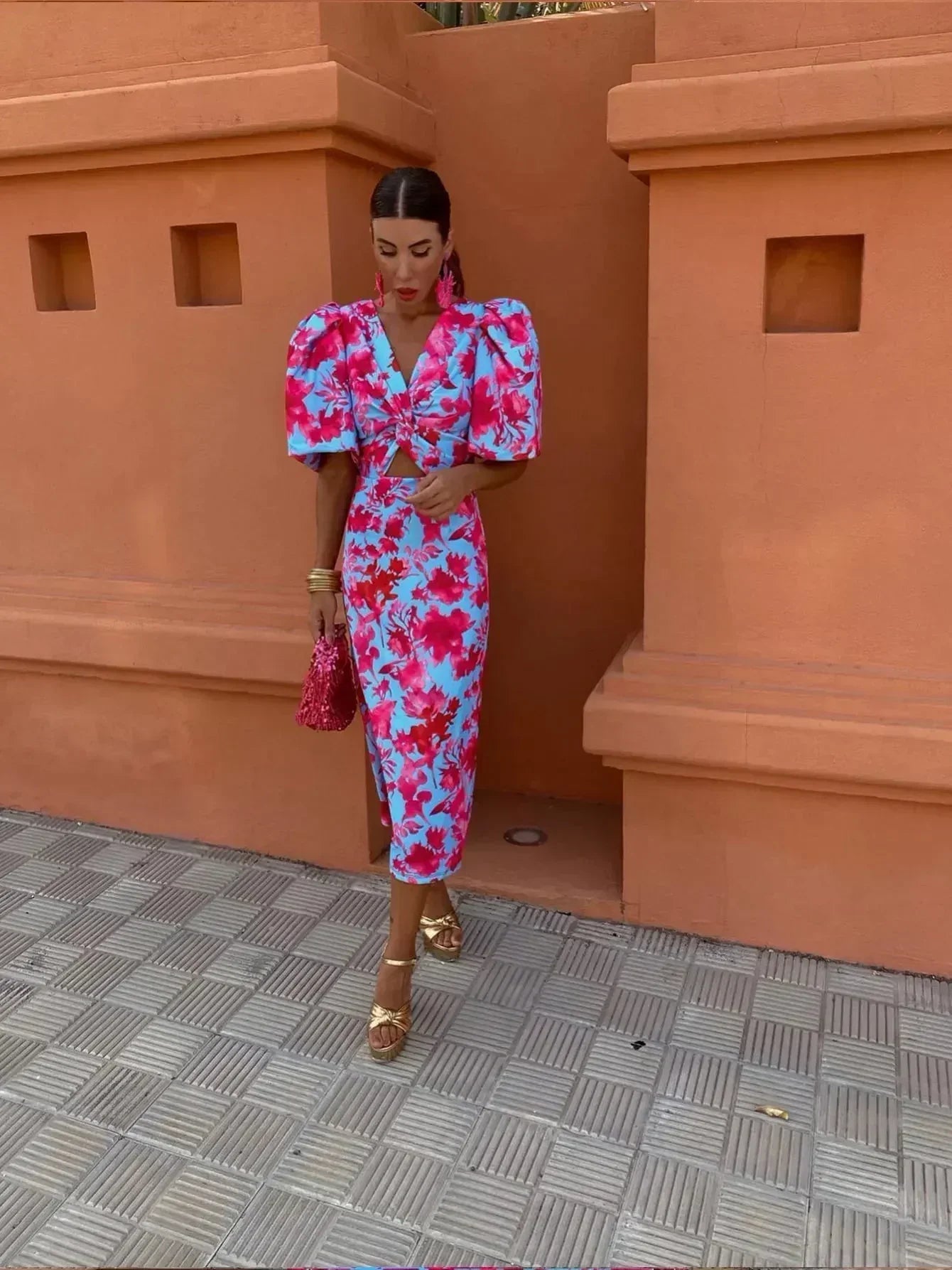 Devika – Vestido Midi de Manga Abullonada Vibrante