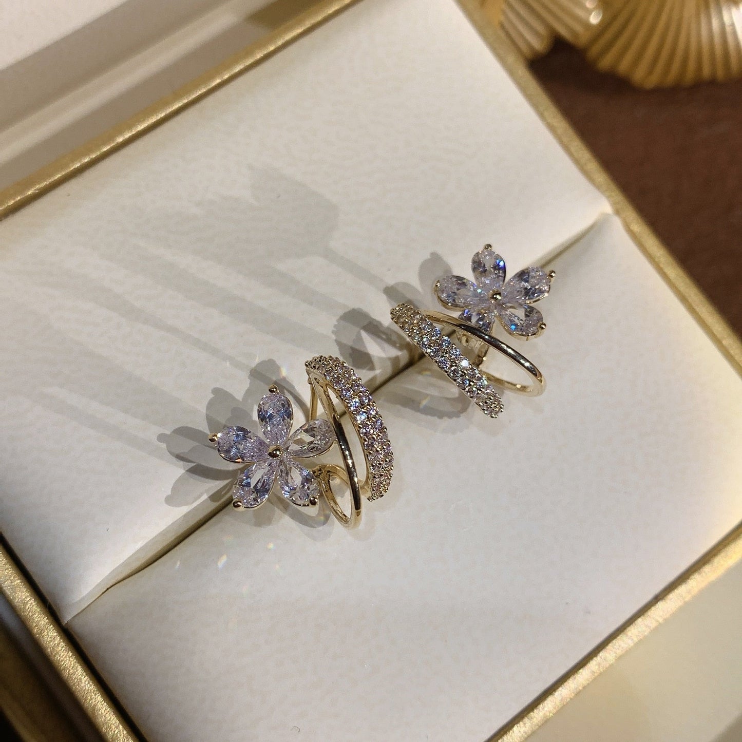 Florelle – Pendientes florales con detalle brillante