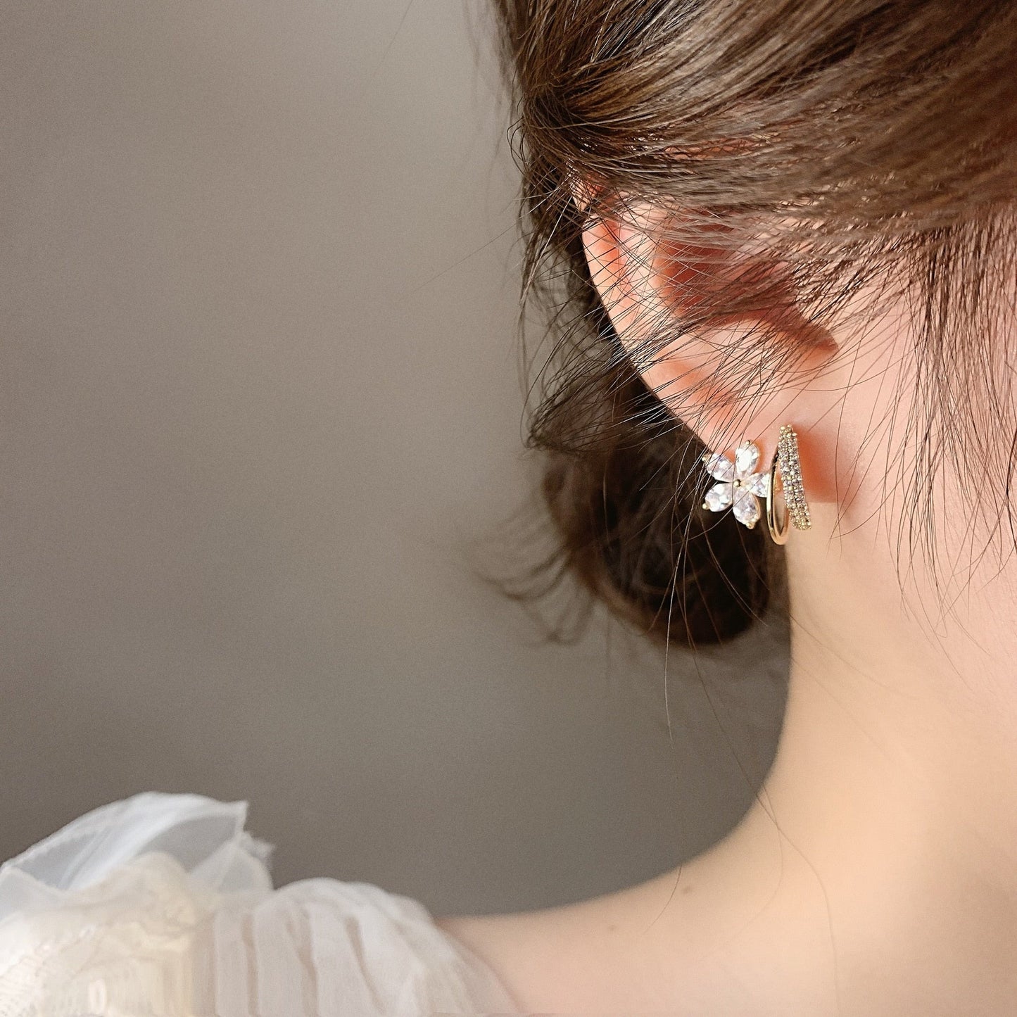 Florelle – Pendientes florales con detalle brillante