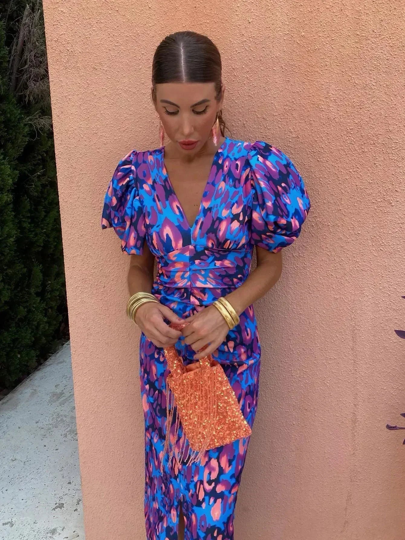 Devika – Vestido Midi de Manga Abullonada Vibrante