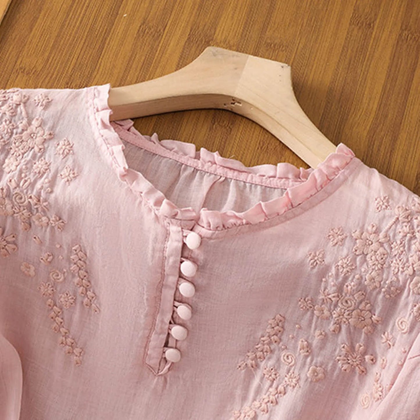 Evelyn – Blusa Bordada con Botones en la Parte Frontal