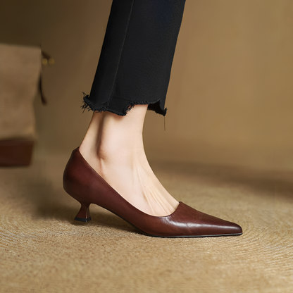 Rhea - Elegantes zapatos de cuero con punta afilada para mujer
