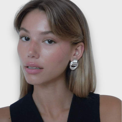 Nela – Pendientes de nudo en filigrana de latón dorado