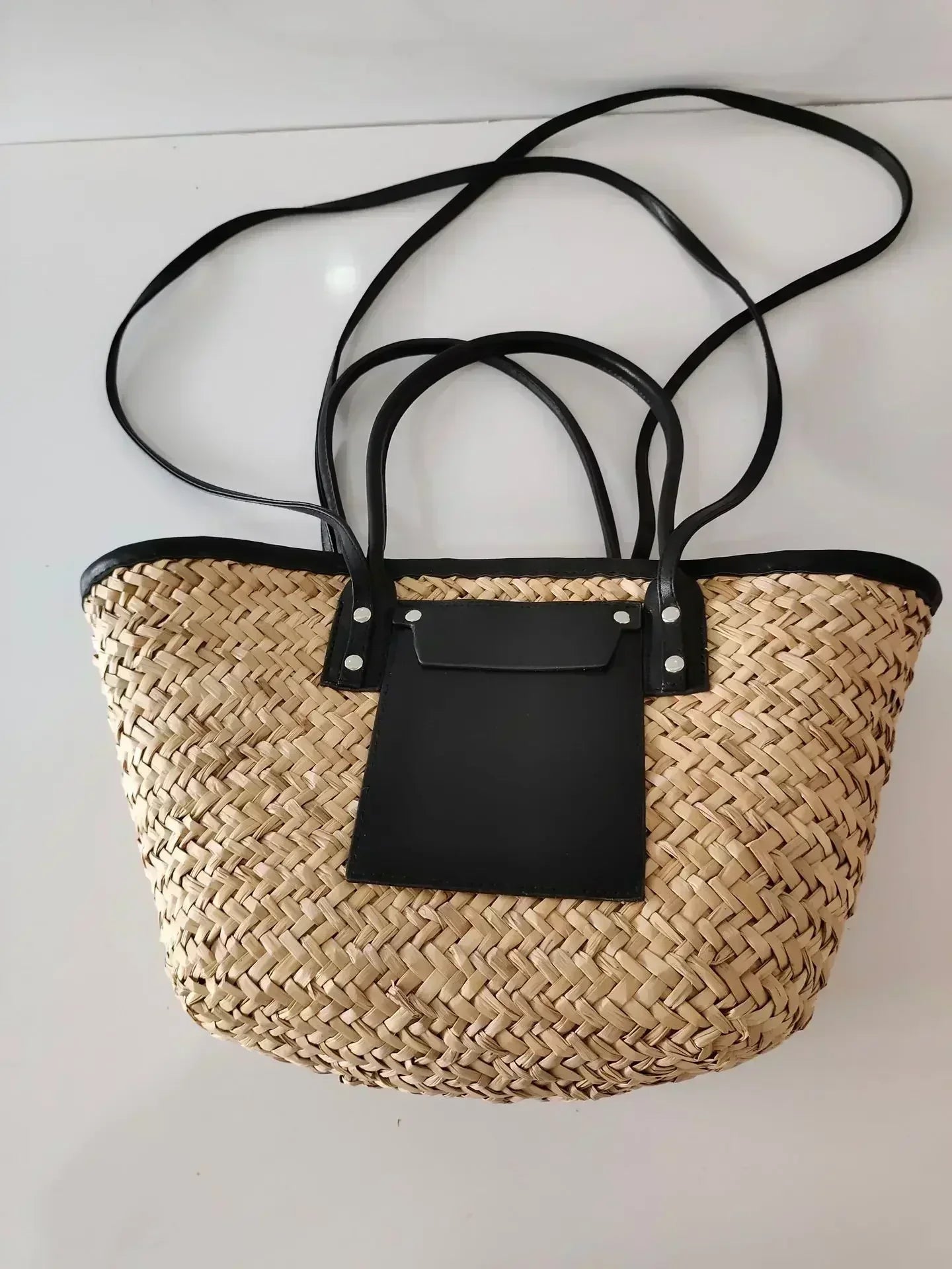 Torborg | Elegante bolso de paja con acentos de cuero