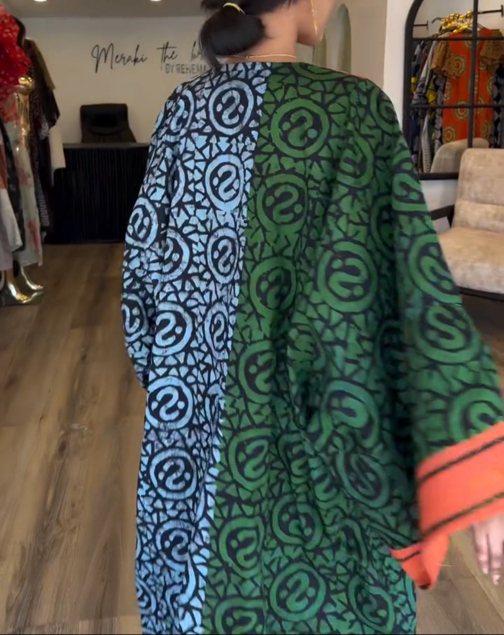 IMANI – VESTIDO MAXI KAFTÁN CON ESCOTE EN V DE ESTAMPADO AFRICANO