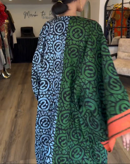 IMANI – VESTIDO MAXI KAFTÁN CON ESCOTE EN V DE ESTAMPADO AFRICANO