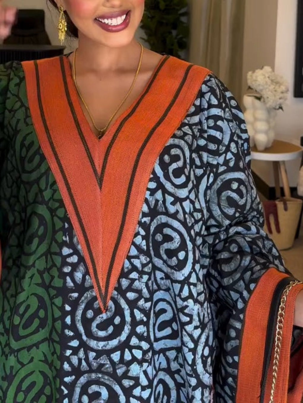 IMANI – VESTIDO MAXI KAFTÁN CON ESCOTE EN V DE ESTAMPADO AFRICANO