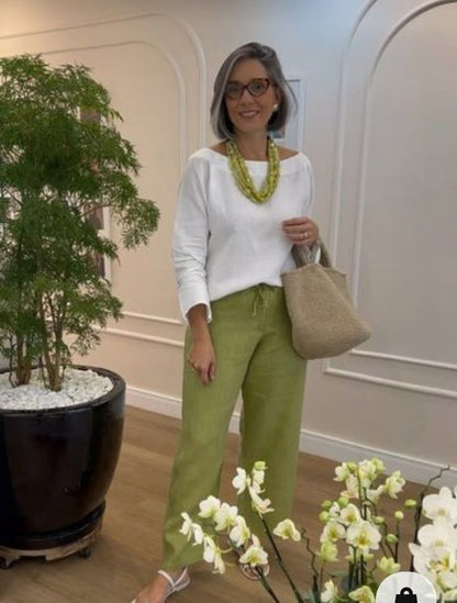 Camiseta blanca de cuello redondo con mangas largas + Pantalones casuales anchos verdes