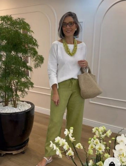 Camiseta blanca de cuello redondo con mangas largas + Pantalones casuales anchos verdes